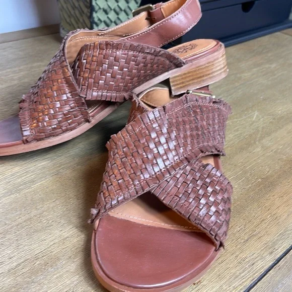 VINTAGE FOUNDRY CO. LEATHER SANDALS - Picture 9 of 9